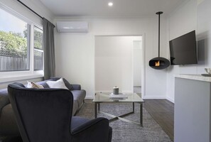 Fernseher, Kamin, DVD-Player, Bücher