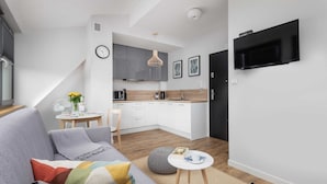 Un apartamento moderno con sala de estar, cocina y comedor.