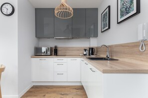 Kühlschrank, Mikrowelle, Herdplatte, Geschirrspüler