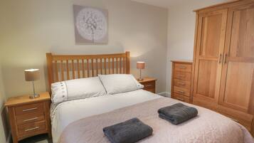 2 kamar tidur dan didekorasi berbeda-beda