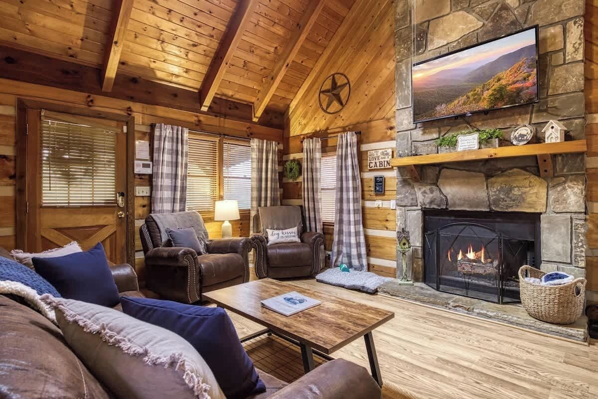 Smart TV, chimenea y oficina 