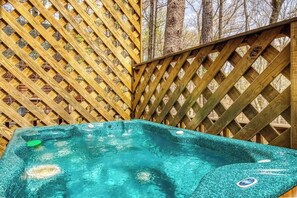 Outdoor spa tub - Lacey's Place by Beyond Expectations: Dog-Friendly Cabin w/ Hot Tub & Fire Pit (Sevierville)