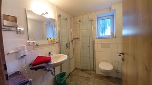 Dusche, Haartrockner, Handtücher, Seife