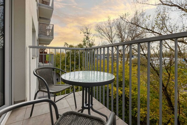 Property grounds - Sokolowska 11 | Modern Apartment | Balcony (Warszawa)