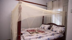 Ein Himmelbett mit floralem Überwurf und Baldachin.