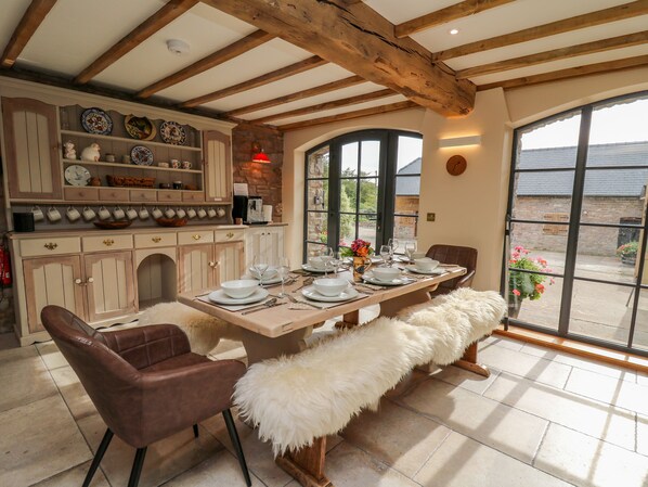 Fridge, dishwasher, electric kettle, toaster - Pen Bont Home Farm (Brecon)