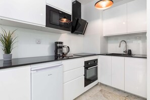 Refrigerador, microondas, horno y parrilla de estufa 