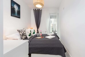 1 bedroom, iron/ironing board, travel cot, WiFi - Modern Apartment | Separate Bedroom and Balcony (Kołobrzeg)