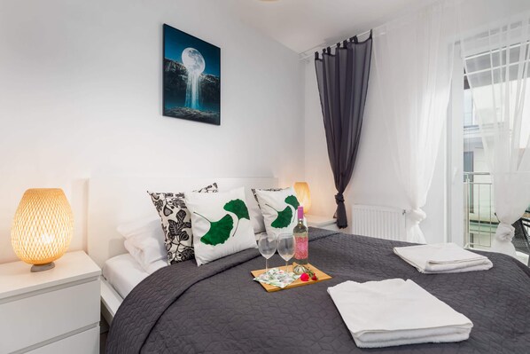 1 habitación, tabla de planchar con plancha, cuna de viaje y wifi 