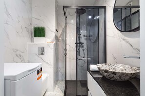 Shower, hair dryer, towels, shampoo