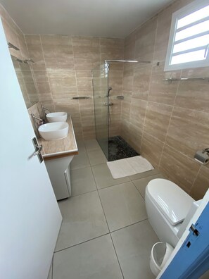Shower, hair dryer, towels - Coco-mango Apt A . Vue sur mer à 250 m de la Plage de la Perle (Deshaies)
