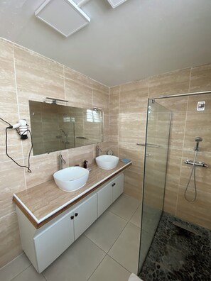 Dusche, Haartrockner, Handtücher