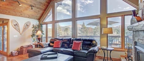 Ferienhaus, Mehrere Betten, Whirlpool, Bergblick | Wohnbereich | Kamin