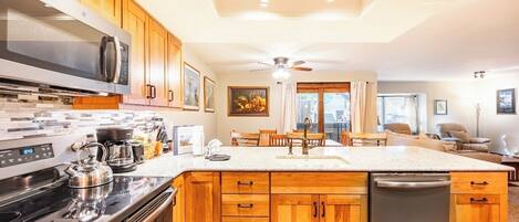 Condo, varias camas, acceso a la alberca, vista a la ciudad | Cocina privada | Refrigerador, microondas, horno y parrilla de estufa