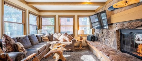 Condo, varias camas, acceso a la alberca, vista a la montaña | Área de sala de estar | Televisión de 40 pulgadas con canales por cable