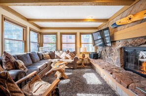 Huoneisto, useita sänkyjä, pääsy uima-altaalle, vuoristonäköala | Oleskelualue | 40–tuumainen televisio, jossa kaapelikanavat