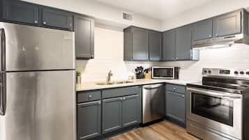 Fridge, microwave, stovetop, dishwasher