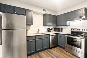 Fridge, microwave, stovetop, dishwasher