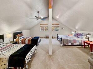 4 makuuhuonetta, työpöytä, silitysrauta/-lauta, vauvan matkasänky