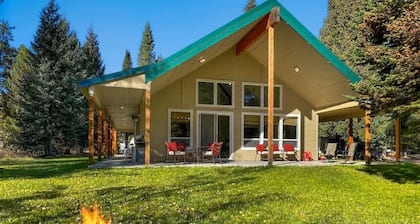Fun Modern Cabin Near Clear Creek Station