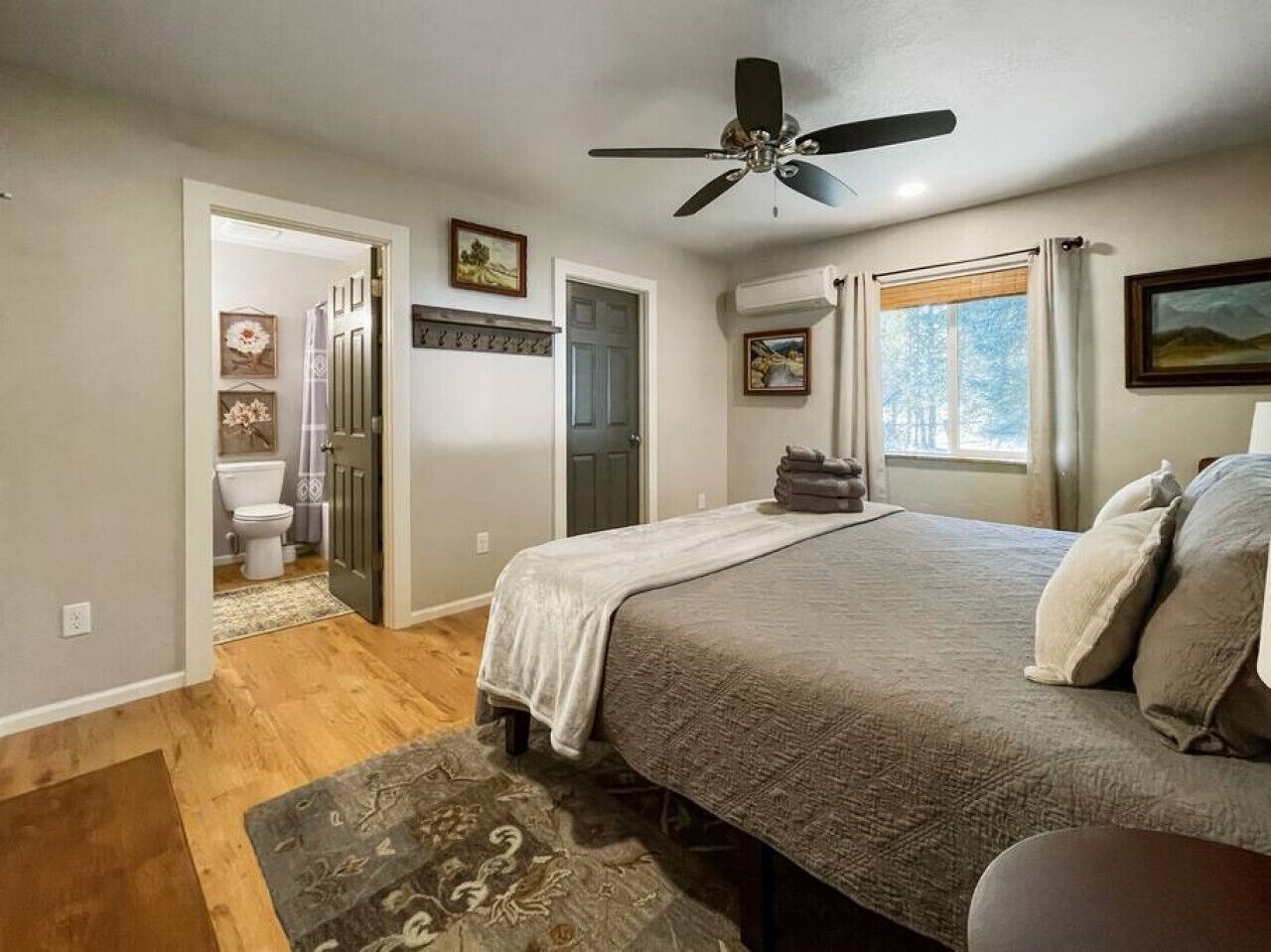 4 bedrooms, desk, iron/ironing board, travel crib