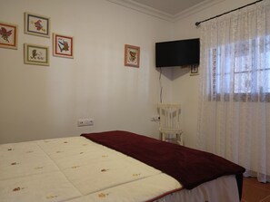 2 bedrooms, iron/ironing board, travel cot, free WiFi