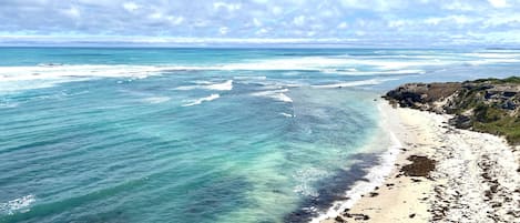 Una spiaggia nelle vicinanze