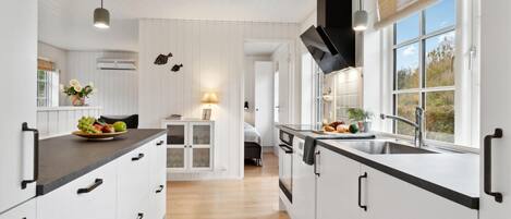 Køleskab, kogeplade, opvaskemaskine, kaffe-/temaskine