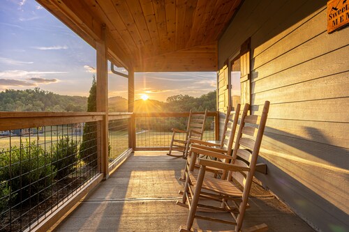 Affordable luxury: mountain view 3 BR cabin w/ hot tub, Wi-Fi and game room fun!