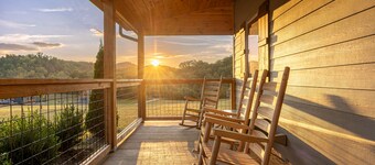 Affordable luxury: mountain view 3 BR cabin w/ hot tub, Wi-Fi and game room fun!