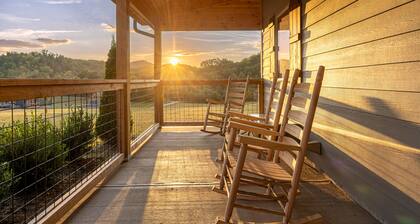 Affordable luxury: mountain view 3 BR cabin w/ hot tub, Wi-Fi and game room fun!