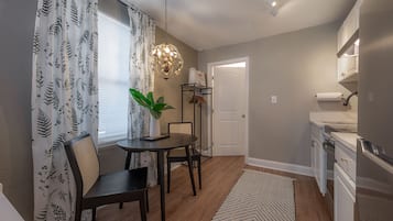 Een koelkast, een magnetron, een oven, een kookplaat