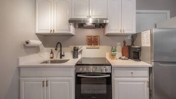 Een koelkast, een magnetron, een oven, een kookplaat