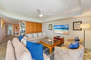 TV, offices - Spectacular, Oceanfront 3 bedroom + den, AC, pool, sleeps 7. (Lahaina)