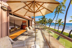 Terrace/patio - Spectacular, Oceanfront 3 bedroom + den, AC, pool, sleeps 7. (Lahaina)