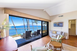 TV, offices - Spectacular, Oceanfront 3 bedroom + den, AC, pool, sleeps 7. (Lahaina)