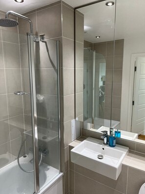 Combined shower/bathtub - Modern 1-bedroom apartment in Docklands (London)