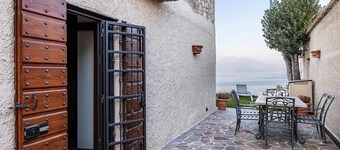 Villa "L'antica Lugana" with lake view, balconies, and Wi-Fi