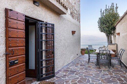 Villa "L'antica Lugana" with lake view, balconies, and Wi-Fi