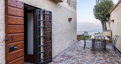 Villa "L'antica Lugana" with lake view, balconies, and Wi-Fi