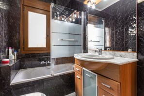 Baignoire, serviettes fournies