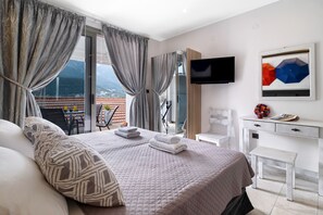 Tabla de planchar con plancha, wifi gratis y ropa de cama
