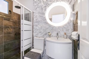 Shower, hair dryer, towels - Studio Apartment "Chakalaka 9" with Sea View, Shared Pool & Wi-Fi (Leykada)