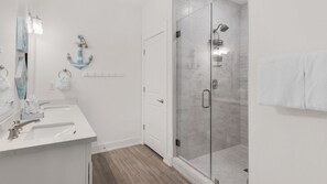 Duschwanne, Handtücher, Seife, Shampoo