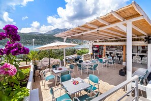 Outdoor dining - Studio Apartment "King 5" with Sea View, Shared Pool & Wi-Fi (Leykada)