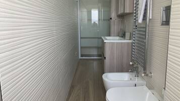 Doccia, asciugacapelli, bidet, asciugamani