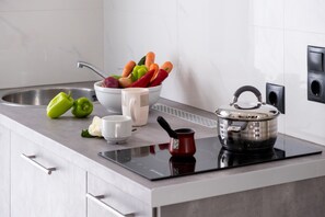 Fridge, microwave, oven, stovetop - Studio Apartment "King 2" with Sea View, Shared Pool & Wi-Fi (Leykada)