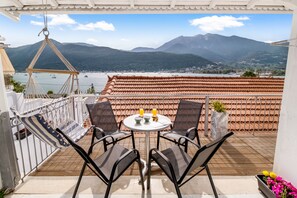 Outdoor dining - Studio Apartment "King 2" with Sea View, Shared Pool & Wi-Fi (Leykada)