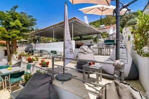 Outdoor dining - Studio Apartment "King 2" with Sea View, Shared Pool & Wi-Fi (Leykada)