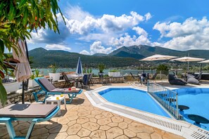 A heated pool - Studio Apartment "Chakalaka 2" with Sea View, Shared Pool & Wi-Fi (Leykada)